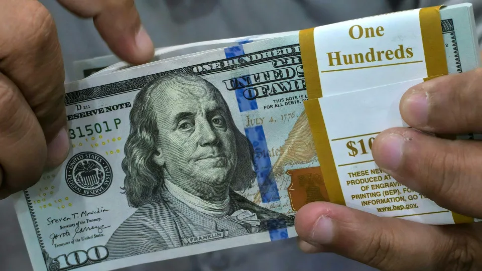 Dólar cai para R$ 5,047, mas Bolsa fecha em baixa às vésperas do segundo turno