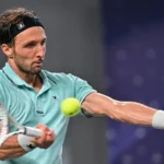 O tenista Novak Djokovic em quadra durante partida em Pequim
