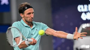 O tenista Novak Djokovic em quadra durante partida em Pequim