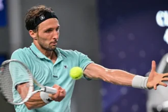 O tenista Novak Djokovic em quadra durante partida em Pequim