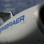Aeronave da Embraer em voo de demonstração.