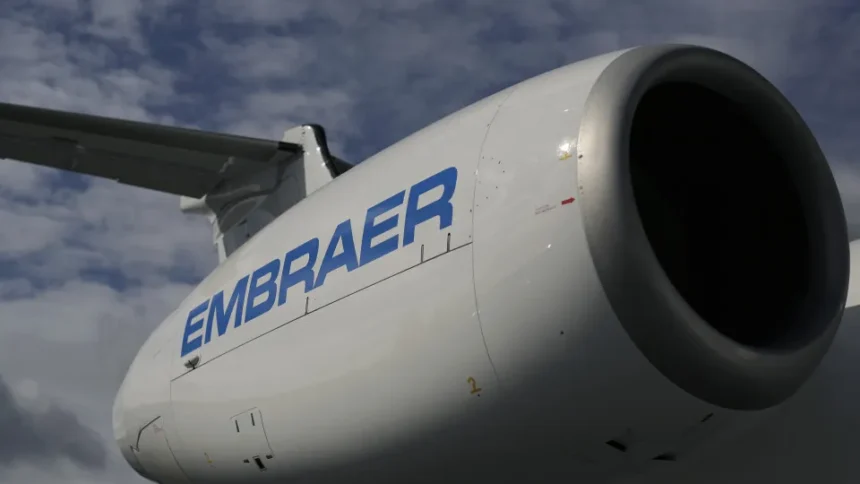 Aeronave da Embraer em voo de demonstração.