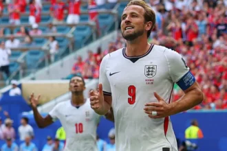 Jogadores da seleção inglesa em partida de futebol