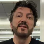Lito Sousa sorrindo em evento relacionado à aviação