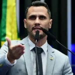 Urna eletrônica em seção eleitoral durante votação no Brasil