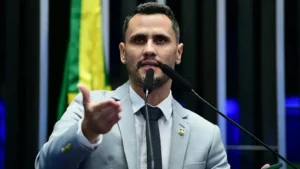 Urna eletrônica em seção eleitoral durante votação no Brasil