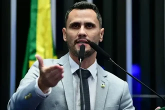 Urna eletrônica em seção eleitoral durante votação no Brasil