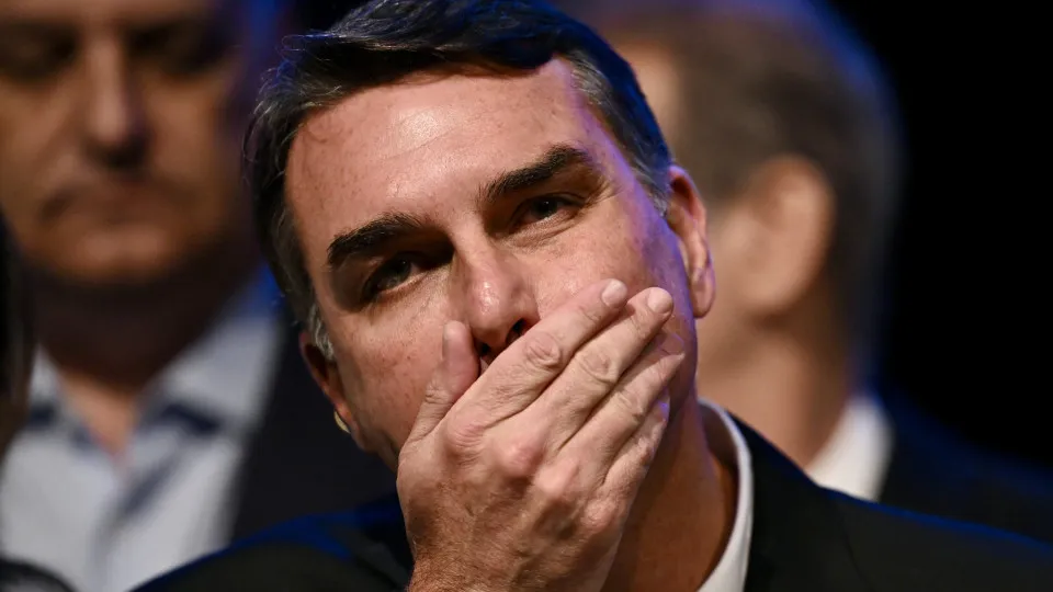 Postura de Flávio no debate provoca críticas por deboche e falta de respostas