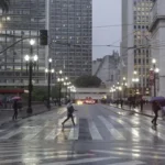 Ruas de São Paulo sob tempo nublado e chuvoso