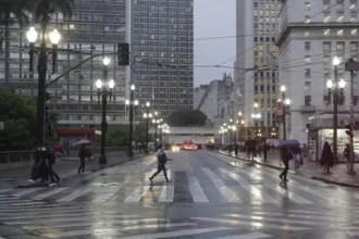 Ruas de São Paulo sob tempo nublado e chuvoso