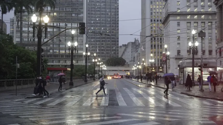 Ruas de São Paulo sob tempo nublado e chuvoso