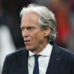 Jorge Jesus gesticula durante partida de futebol