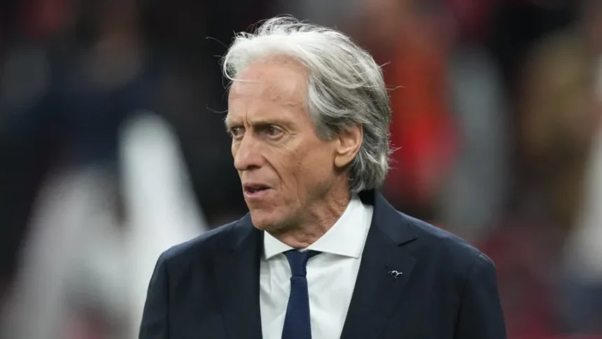 Jorge Jesus gesticula durante partida de futebol