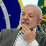 Cartão de crédito em aproximação de maquininha