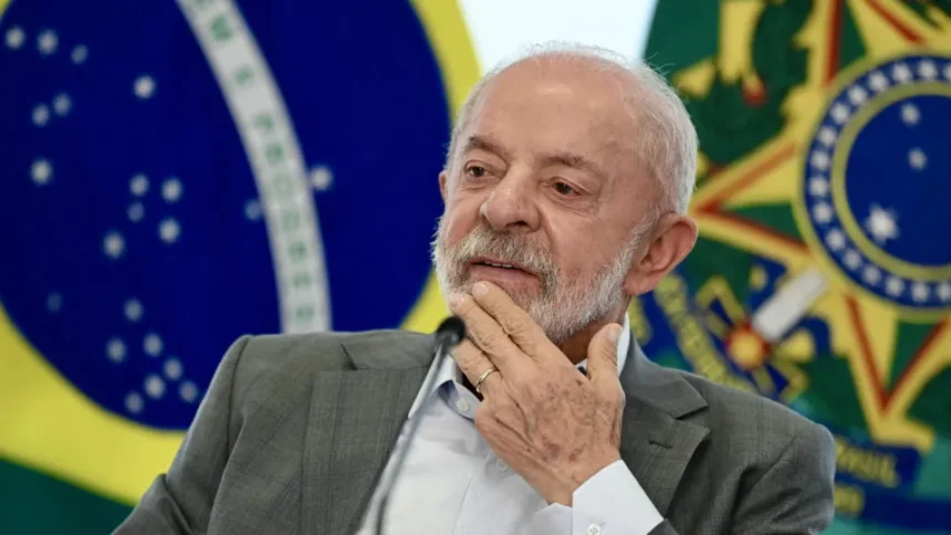Cartão de crédito em aproximação de maquininha