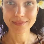 Cantora Karina Zeviani em apresentação musical