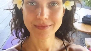 Cantora Karina Zeviani em apresentação musical