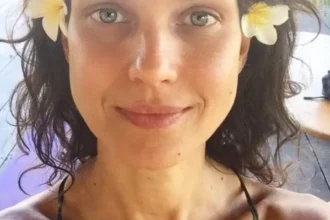 Cantora Karina Zeviani em apresentação musical