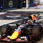 Max Verstappen pilota seu carro de Fórmula 1 durante etapa da temporada