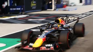Max Verstappen pilota seu carro de Fórmula 1 durante etapa da temporada