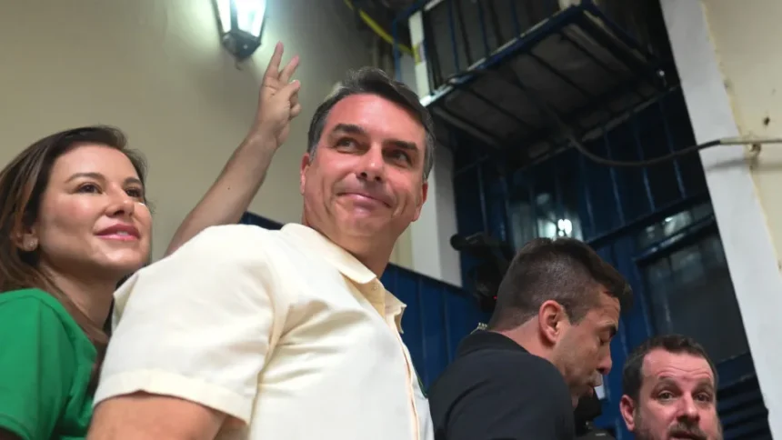 Urna eletrônica em seção de votação