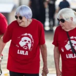Urna eletrônica e bandeira do Brasil em votação no exterior