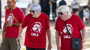 Urna eletrônica e bandeira do Brasil em votação no exterior