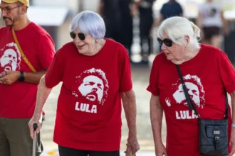 Urna eletrônica e bandeira do Brasil em votação no exterior