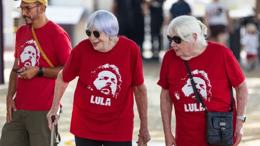 Urna eletrônica e bandeira do Brasil em votação no exterior
