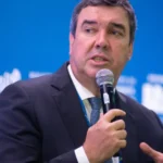 Governador Eduardo Riedel durante evento político em Mato Grosso do Sul.