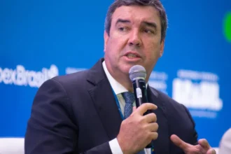 Governador Eduardo Riedel durante evento político em Mato Grosso do Sul.