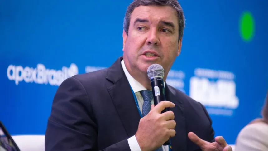Governador Eduardo Riedel durante evento político em Mato Grosso do Sul.
