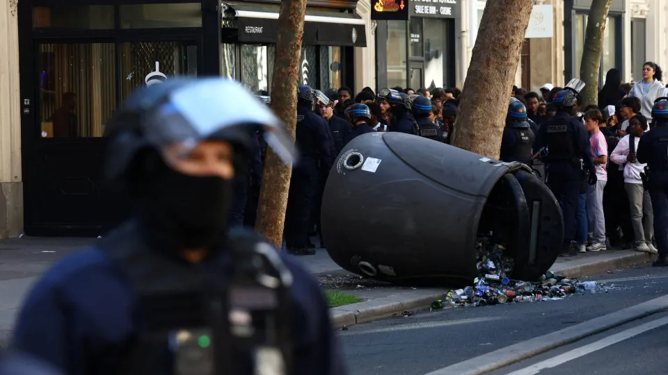 França reúne 410 mil em protestos e registra confrontos após megaoperação