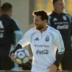 Lionel Messi em campo durante partida oficial