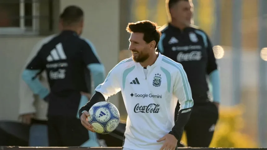 Lionel Messi em campo durante partida oficial