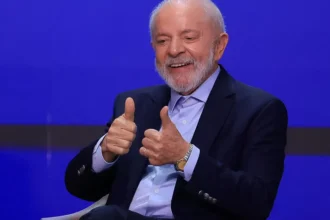 Presidente Lula gesticula durante pronunciamento oficial em Brasília