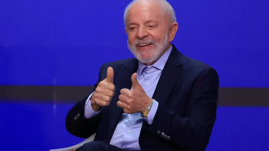 Presidente Lula gesticula durante pronunciamento oficial em Brasília