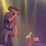 Silhueta de cantor em show ao vivo