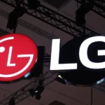 Servidores de alta tecnologia em data center iluminados por luzes azuis
