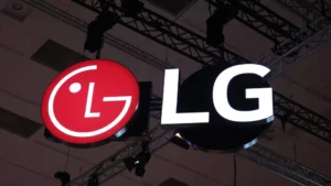 Servidores de alta tecnologia em data center iluminados por luzes azuis