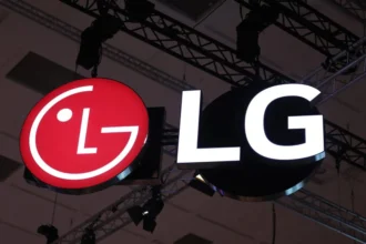 Servidores de alta tecnologia em data center iluminados por luzes azuis