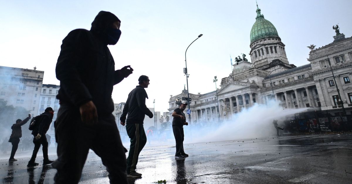 Manifestantes protestam em apoio à comunidade universitária argentina, exigindo mais recursos, renda digna para o setor e contra o governo do presidente Javier Milei, em Buenos Aires