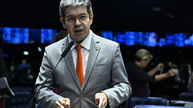 Senador Randolfe Rodrigues (PT-AP) em pronunciamento no plenário