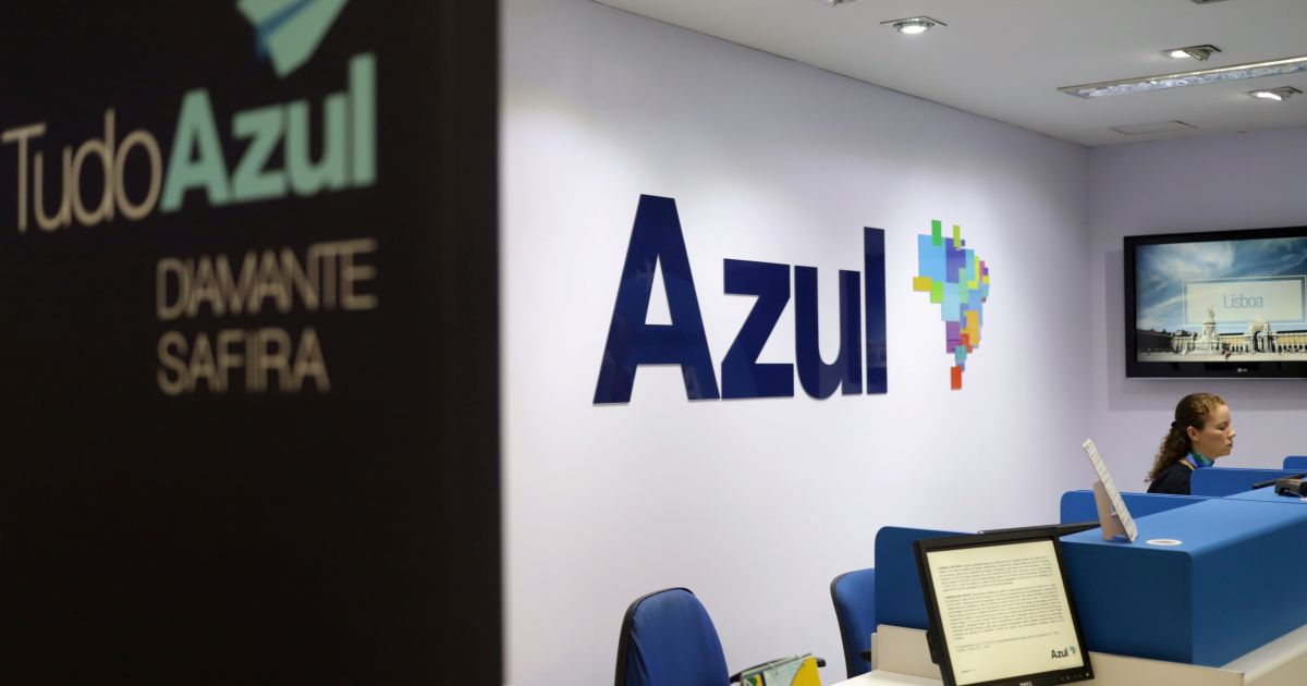 Funcionária em loja da Azul no Aeroporto de Congonhas, em São Paulo