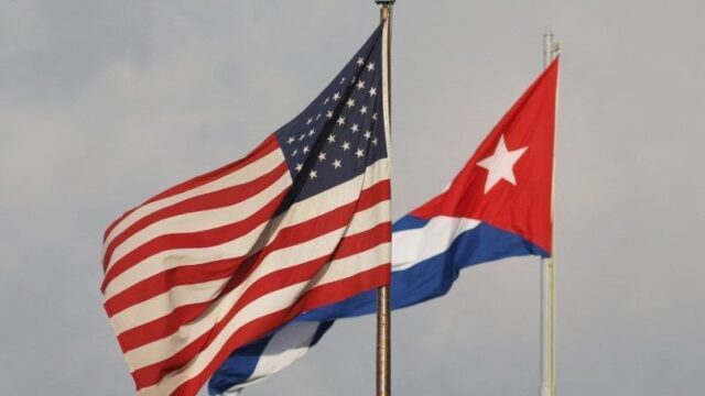 Vista das bandeiras de Cuba e dos EUA ao lado da Embaixada dos EUA em Havana