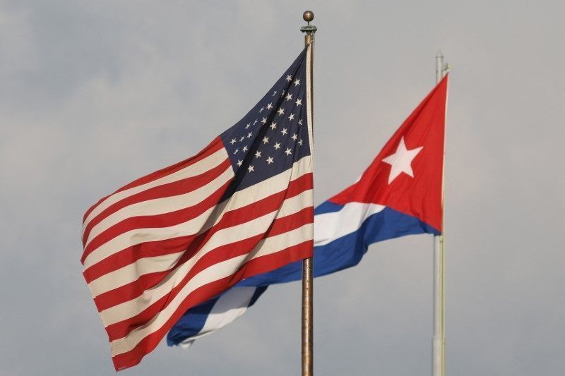 Vista das bandeiras de Cuba e dos EUA ao lado da Embaixada dos EUA em Havana